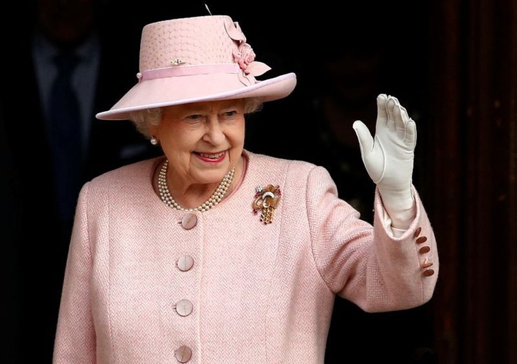 Queen Elizabeth's Outfits